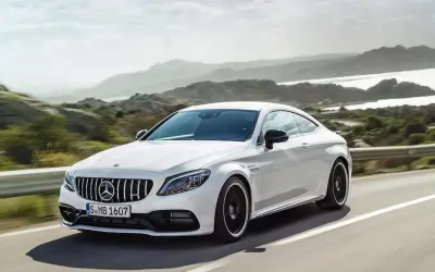 Mercedes-AMG C63 Coupé: V8 czy hybryda? Wybierz idealny model