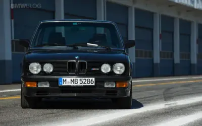 Ile koni ma BMW M5? Moc od E28 do hybrydy G90 zaskoczy Cię!