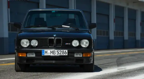 Ile koni ma BMW M5? Moc od E28 do hybrydy G90 zaskoczy Cię!
