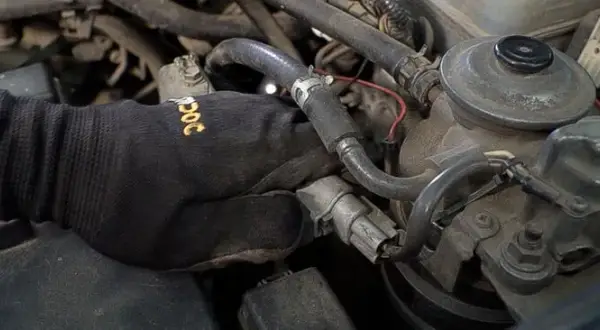 Gdzie jest filtr paliwa Corolla E12? Benzyna vs. Diesel znajdź go!
