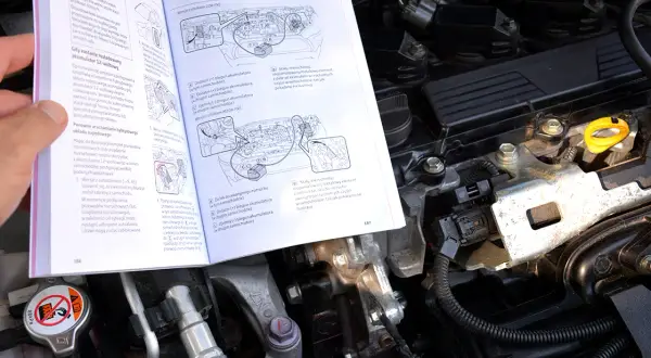 Yaris Cross: Akumulator 12V gdzie jest i jak awaryjnie odpalić?